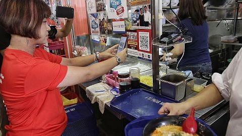 Bayar dengan hanya imbas telefon bimbit di Pusat Makanan Tanjong Pagar