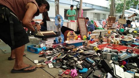 Bekas penjaja Sungei Road lega dapat niaga di bazar Deepavali walau sambutan kurang rancak