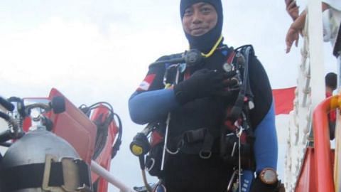 Lion Air crash: Indonesian diver dies during search and rescue operation