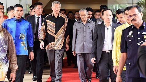 Selepas 23 tahun... PM Lee, Anwar bertemu semula