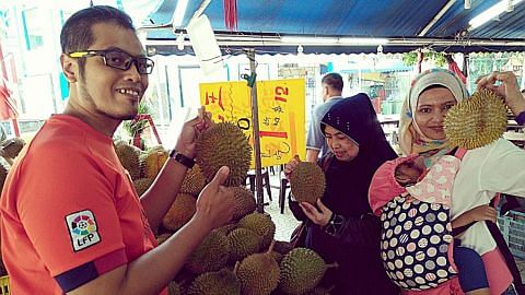 'Hantu durian' ambil kesempatan durian 'runtuh'