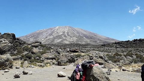 Kirimkan pengalaman melancong anda Gunung Kilimanjaro tawar lima iklim berbeza sepanjang pendakian