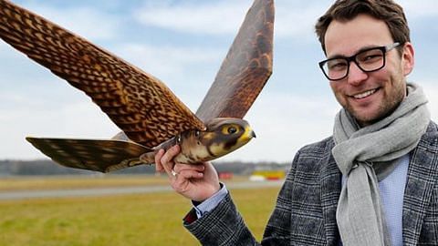 PENERBANGAN Dron 'falcon' berjaya halau burung dari ruang udara dekat lapangan terbang