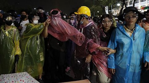 Penunjuk perasaan Thai bersurai lepas polis tembak meriam air