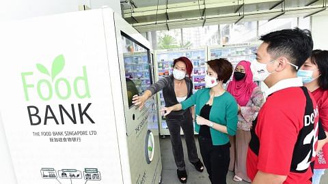 Mesin layan diri bank makanan untuk penduduk memerlukan di Choa Chu Kang