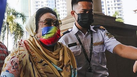 Kes rasuah: Rosmah diperintah bela diri