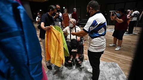 300 penerima bantuan dapat baju Raya baru