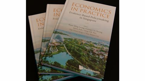 Buku rai 20 tahun Khidmat Ahli Ekonomi pemerintah SG