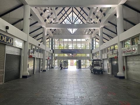 SEPI: Semua kedai di Terminal Feri Bandar Bentan Telani masih ditutup kecuali kaunter Bintan Resort Ferries.- Foto-foto BH oleh NORHAIZA HASHIM