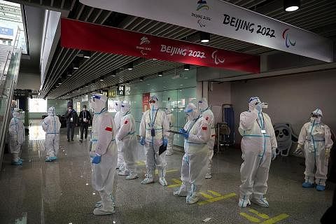 SIAP SIAGA: Petugas di Lapangan Terbang Antarabangsa Beijing dilihat memakai alat pelindung diri, bagi mengelak dari dijangkiti Covid-19 sebagai persediaan menyambut ketibaan peserta, olahragawan dan olahragawati bagi Temasya Sukan Olimpik Musim Seju