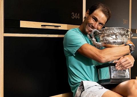 REKOD MEMBANGGAKAN: Rafael Nadal bersama trofi Terbuka Australia dimenangi di Melbourne. - Foto AFP