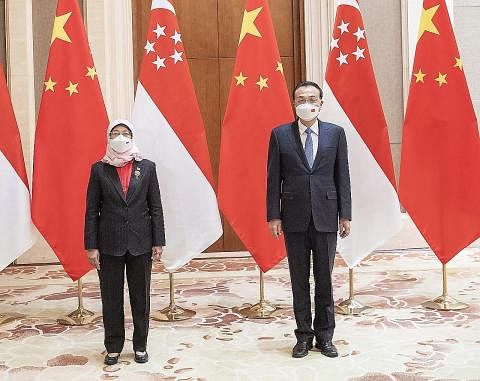HUBUNGAN DUA HALA: Puan Halimah bertemu Encik Li semalam dan mereka menegaskan pertalian kukuh antara China dengan Singapura. - Foto MFA