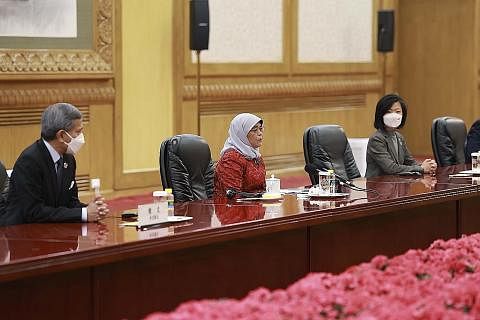 PERTEMUAN DUA HALA: (Dari kiri) Menteri Ehwal Luar, Dr Vivian Balakrishnan; Presiden Halimah Yacob dan Menteri Negara Kanan (Pembangunan Negara merangkap Ehwal Luar), Cik Sim Ann, semasa pertemuan dua hala dengan Presiden China, Encik Xi Jinping, di 