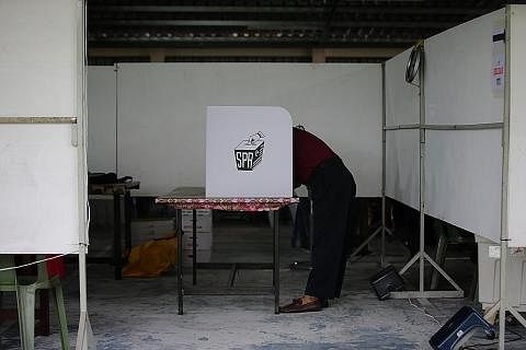 KELUAR MENGUNDI: Gambar yang diambil pada 16 November 2019 ini menunjukkan seorang pengundi di pusat mengundi di Johor. Hampir 2.6 juta pengundi layak membuang undi dalam pilihan raya negeri tahun ini. - Foto fail