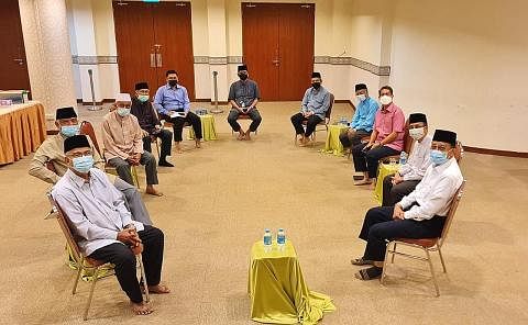 KADI KONGSI PENGALAMAN: Dr Faishal (tiga dari kanan) baru-baru ini menemui sekumpulan kadi dan naib kadi mapan yang mengongsi pengalaman mereka membimbing pasangan Melayu/Islam di Singapura. - Foto FACEBOOK DR FAISHAL IBRAHIM