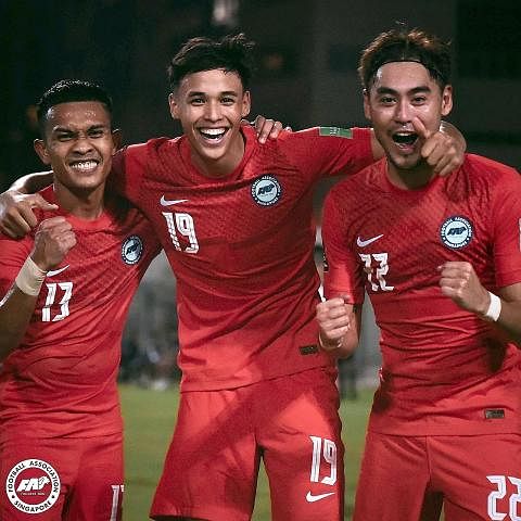 TERLEPAS PERTAHAN GELARAN: Indonesia menjulang piala Kejohanan U23 AFF pada 2019. Mereka tidak akan bertanding dalam edisi 2022 akibat Covd-19 dan kecederaan dalam pasukan. - Foto ASEANFOOTBALL.ORG BERI TENTANGAN KUAT: Singapura, naib juara edisi 200