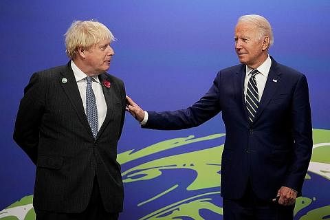 LAKAR STRATEGI: Encik Boris Johnson (kiri) dan Encik Joe Biden, membuat panggilan telefon membincangkan krisis di Ukraine dan tindakan balas yang boleh diambil negara dan sekutu Barat jika Russia menceroboh Ukraine. - Foto fail