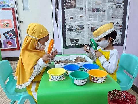 'TEROKA ALAM': Kanak-kanak di tadika Masjid Ar-Raudhah 'meneroka alam' menggunakan perkakas yang disediakan di pusat pembelajaran mereka. SERONOK BELAJAR DI KEBUN: Pembelajaran di luar darjah, di kebun kecil yang terletak di kawasan Masjid Raudhah. -