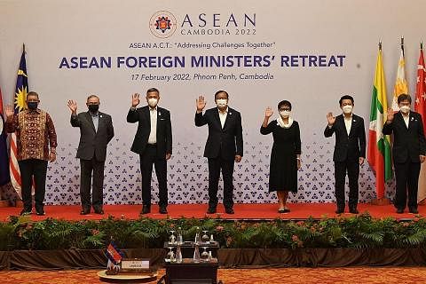 HUBUNGAN MESRA: Dr Balakrishnan (kiri) bertemu Perdana Menteri Kemboja, Encik Hun Sen, dengan mereka mengesahkan semula hubungan mesra dan yang lama terjalin antara Singapura dengan Kemboja. - Foto MFA BINCANG ISU ASEAN: Dr Balakrishnan (tiga dari ki