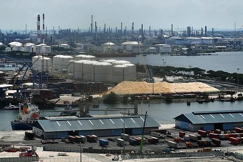 PENGELUAR GAS RUMAH HIJAU: Antara pengeluar besar gas rumah hijau di Singapura adalah seperti kilang penapisan minyak dan loji penjanaan kuasa. - Foto fail