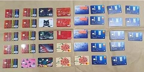 RAMPASAN SERBUAN: Polis turut merampas kad bank dan kad SIM semasa operasi di seluruh pulau pada 16 dan 17 Februari. - Foto PASUKAN POLIS SINGAPURA (SPF)