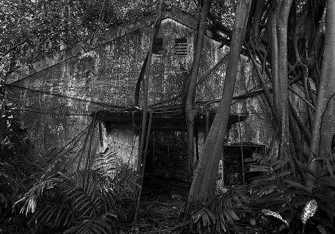 TAPAK BERSEJARAH: Kubu pertahanan bawah tanah Kay Siang yang terletak di kawasan kecil antara Kay Siang Road dengan Margaret Road dipercayai dibina pada 1940-an. Ia dikatakan telah digunakan sebagai bilik untuk menyimpan senjata tentera British. Terd
