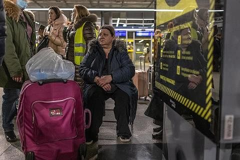 SELAMATKAN DIRI: Seorang pelarian tiba di Warsaw, Poland dari Kyiv, Ukraine kelmarin dengan menaiki kereta api. Poland menjangkakan ribuan warga Ukraine merentas sempadan negaranya dalam beberapa hari mendatang, dengan sekitar 200,000 orang sudah pun