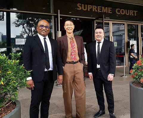 DI MAHKAMAH: Dr Roy Tan Seng Kee (tengah) bersama peguamnya, Encik Ravi (kiri). - Foto BH oleh ROY TAN DI MAHKAMAH: Encik Johnson Ong Ming (dua dari kiri) bersama pasukan peguamnya dari Eugene Thuraisingam LLP. - Foto BH oleh RUEY LOON ENCIK BRYAN CH