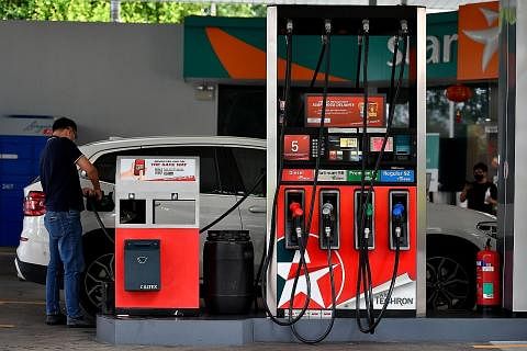 NAIKKAN HARGA: Caltex telah menaikkan harga dieselnya sebanyak tiga sen, dan harga petrol sebanyak tiga sen merentas semua gred sejak seminggu lalu. - Foto fail