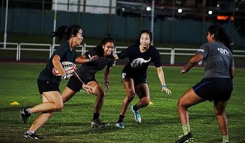 ADA KEMAJUAN: Aqilah (dua dari kiri, gambar atas) gembira sekolahnya, SIT, terbuka hati untuk menyertai Program Penglibatan Tertiari Wanita anjuran Jawatankuasa Pembangunan Wanita di bawah Kesatuan Ragbi Singapura (SRU) yang diadakan di Stadium Juron