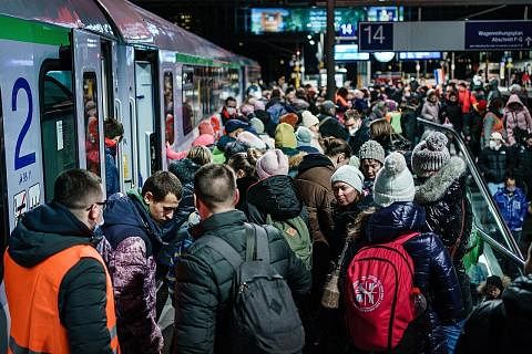 PELARIAN TIBA DI JERMAN: Penumpang bersesak-sesak di atas platform selepas kereta api dari Przemysl tiba di stesen Hauptbahnhof di Berlin, Jerman. Kereta api itu membawa ribuan pelarian Ukraine yang melarikan diri selepas Russia menyerang Ukraine. - 