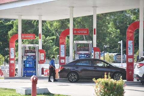 KESAN PEPERANGAN RUSSIA-UKRAINE: Pemandu kenderaan kini membayar lebih di stesen minyak, dengan semua gred petrol mencecah $3 atau lebih seliter. - Foto BH oleh ARIFFIN JAMAR