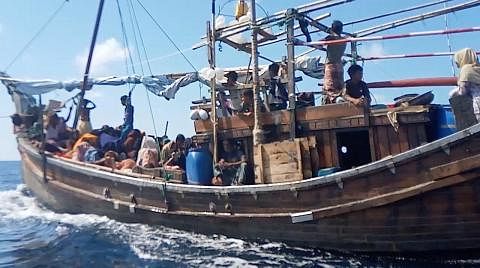 HARUNGI LAUT: Pada Disember lalu, bot yang membawa lebih 100 orang Rohingya tiba di Bireun, Aceh, selepas hanyut sekian lama di laut sebelum pemerintah Indonesia akhirnya membenarkan mereka mendarat. - Foto REUTERS CARI PERLINDUNGAN: Antara pelarian 