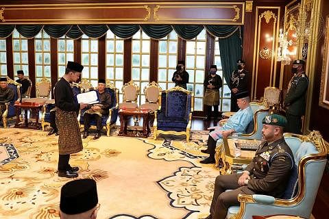 MENTERI BESAR: Datuk Onn Hafiz Ghazi (kiri) mengangkat sumpah sebagai Menteri Besar Johor ke-19 di hadapan Sultan Johor, Sultan Ibrahim Iskandar, semalam. (Gambar sisipan) Datuk Onn Hafiz memenangi kerusi DUN Machap semasa PRN Johor yang baru berlalu