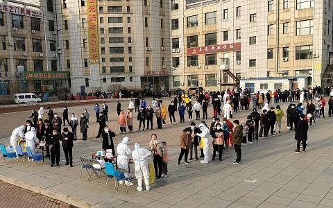 JALANI UJIAN: Orang ramai menjalani ujian Covid-19 di Dalian, wilayah Liaoning, China. - Foto REUTERS