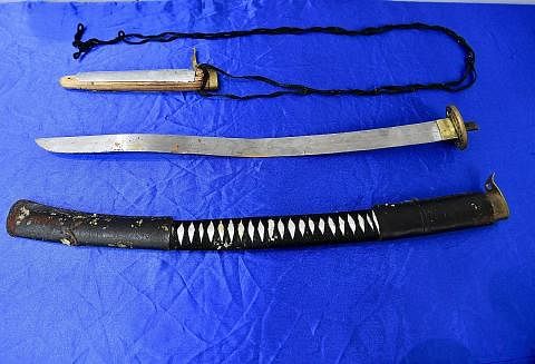 DIHADAP MAHKAMAH: Fadhil Yusop, 37 tahun, didakwa menggunakan pedang samurai untuk mengelar Encik Amila Chinthana sebanyak tiga kali pada Isnin lalu. - Foto BH oleh DESMOND FOO / Foto ROADS.SG/FACEBOOK