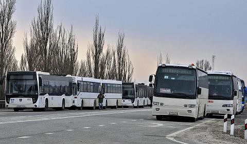 MENGHITUNG NASIB: Orang ramai menunggu untuk menaiki bas bagi perjalanan selanjutnya selepas melangkah keluar dari sempadan Ukraine dan memasuki negara Poland, di rentasan sempadan Medyka kelmarin. Lebih tiga juta orang telah meninggalkan Ukraine sej
