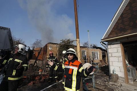 TERUS DISERANG: Pasukan bomba Ukraine melakukan kerja menyelamat dan memadamkan kebakaran ke atas rumah-rumah di Kyiv yang rosak ekoran bedilan tentera Russia. - Foto EPA-EFE RESPONS NATO: Batalion kereta kebal Norway antara aset tentera yang menyert