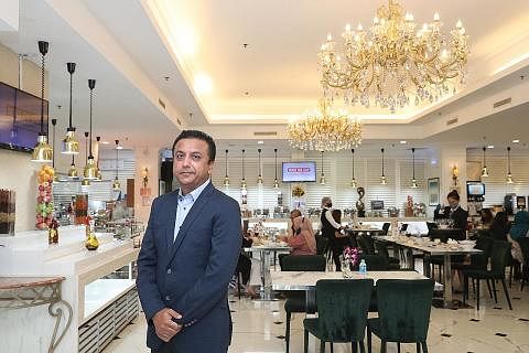 GEMBIRA SAMBUT PELANGGAN SETIA: Encik Ali Abbas, yang memiliki restoran The Landmark, meluahkan rasa gembiranya dengan pengumuman pemerintah dan telah mula merancang susun atur operasi dan menilai semula strategi pemasaran. TERIMA SAMBUTAN BAIK: Pemi