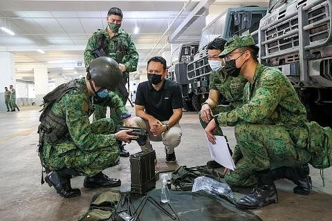 TEKAN PERI PENTING NS: Encik Zaqy (tengah) menekankan peri penting NS bagi Singapura dan mengumumkan Pakej Pengiktirafan NS55 semasa mengunjungi latihan kerahan SAF di Kem Maju semalam. - Foto ZAOBAO