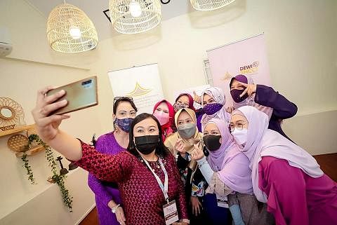 DEWI FIESTA: Cik Rahayu (tengah) sempat berbincang bersama jawatankuasa sayap wanita DPPMS, Dewi@DPPMS, mengenai usaha untuk memperkasa usahawan wanita di dalam masyarakat. - Foto BH oleh NUR DIYANA TAHA