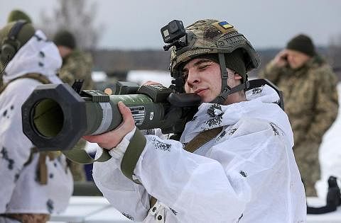 DIBEKAL OLEH AMERIKA: Seorang anggota tentera Ukraine belajar cari menggunakan senjata 'M141 Bunker Defeat Munition' yang dibekal oleh Amerika Syarikat semasa satu latihan ketenteraan berdekatan Yavoriv di wilayah Lviv pada Februari lalu. - Foto-foto