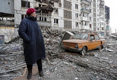 RAWAN HIBA: Seorang penduduk tempatan, Cik Valentina Demura, 70 tahun, kelmarin, berdiri di sebelah bangunan kediamannya, di Mariupol, kota pelabuhan selatan Ukraine, yang musnah teruk akibat konflik Ukraine-Russia yang berlaku. Selepas kediamannya m