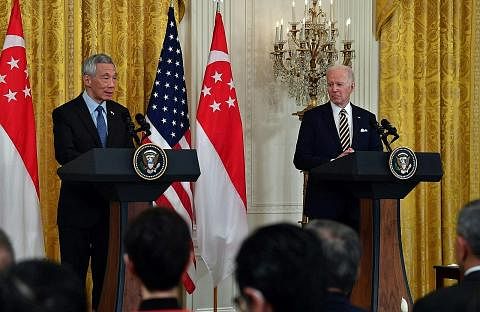 PERTEMUAN DUA PEMIMPIN: Perdana Menteri, Encik Lee Hsien Loong dan Presiden Amerika Syarikat, Encik Joe Biden, di sidang akhbar bersama di Bilik Timur (East Room), Rumah Putih, Washington DC, kelmarin. - Foto AFP