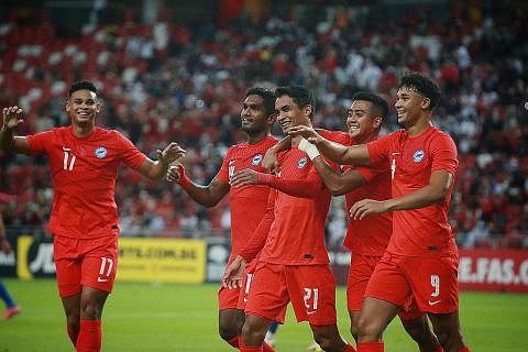 'SENJATA; BERBAHAYA: Ikhsan telah menyumbat 13 gol dalam 26 penampilan buat Singapura, menjadikan beliau antara penyerang paling bahaya di rantau ini. FORMULA KEJAYAAN: (Dari kiri) Irfan, Hariss, Safuwan, Amy Recha dan Ikhsan membentuk skuad Singa ya