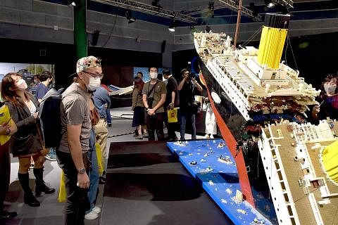 IKON TERKENAL: Pengunjung 'Brickman Wonders Of The World' melihat model kapal Titanic yang dibuat oleh kepingan lego. - Foto-foto APOELO ENTERTAINMENT MEDIA AND THE BRICKMAN BERI PENERANGAN: Encik Ryan McNaught (gambar kanan, bawah) menjelaskan kepad