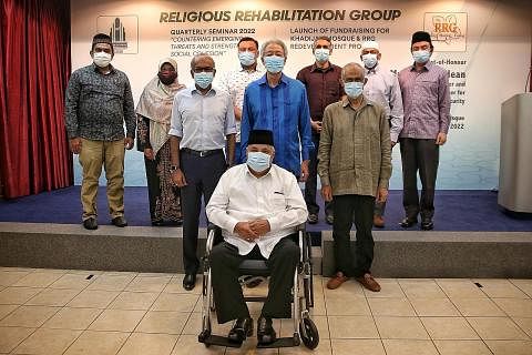 SUMBANGAN DERMA: (Berdiri di depan, dari kiri) Encik Shanmugam, Encik Teo, Encik Masagos dan Ustaz Ali Haji Mohamed (berkerusi roda) bergambar dengan wakil-wakil pertubuhan yang telah menderma kepada projek pengumpulan dana bagi pembangunan semula Ma