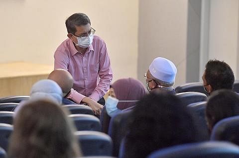 ERATKAN KERJASAMA: Menteri Negara (Ehwal Dalam Negeri merangkap Pembangunan Negara), Profesor Madya Muhammad Faishal Ibrahim, bertemu wakil badan Melayu/Islam yang terlibat dalam rangkaian MMO sewaktu Seminar Rangkaian Pemulihan MMO yang diadakan bua