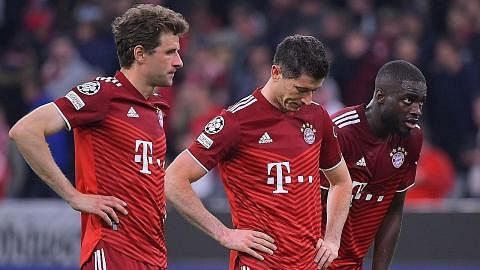 HAMPA TERSINGKIR: Para pemain Bayern termasuk bintang penyerang, Robert Lewandowski (tengah), jelas kekecewaan di akhir wisel perlawanan. - Foto AFP KEMENANGAN MENGEJUT: Para pemain Villarreal meraikan kejayaan hebat ke atas gergasi Jerman, Bayern, u