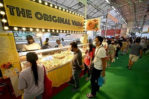 NAIK HARGA: Gerai The Original Vadai di bazar Ramadan Geylang Serai berdepan kenaikan harga pada bahan makanan seperti minyak masak dan tepung. - Foto BM oleh LIM YAOHUI